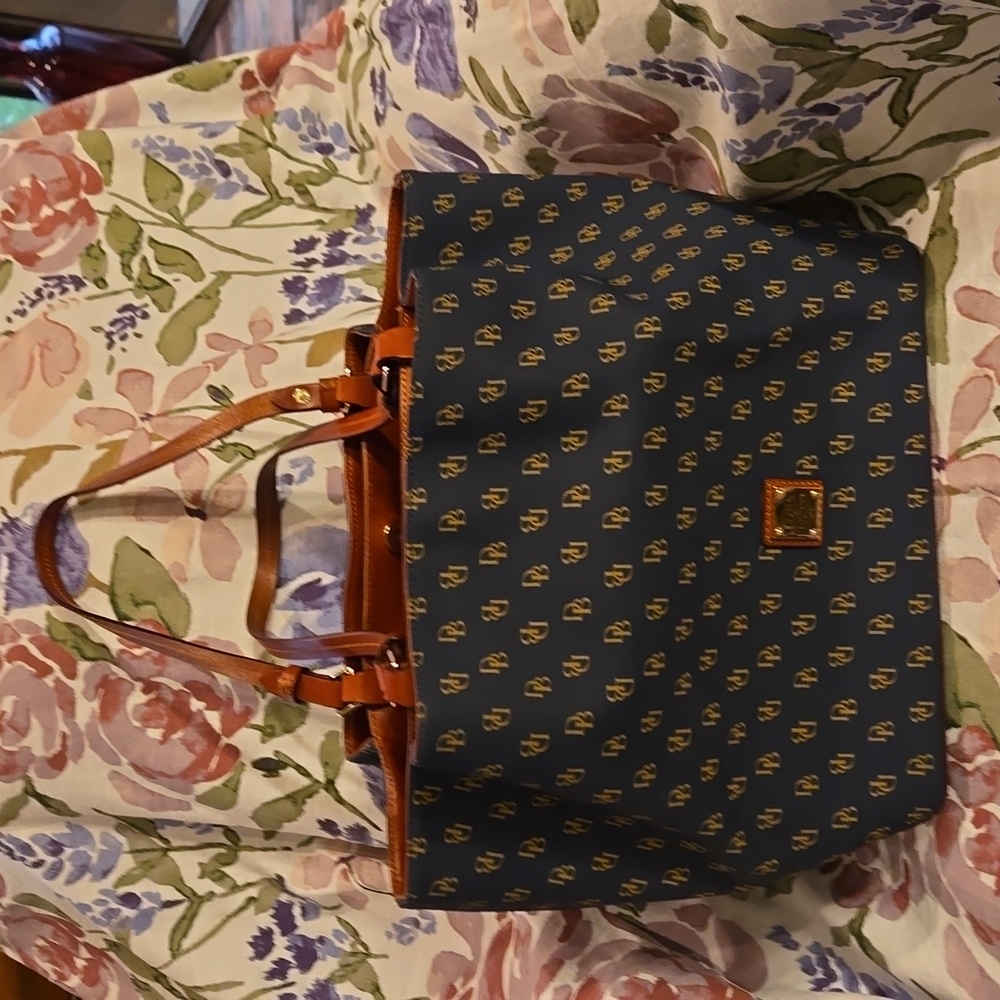 Dooney & Bourke Logo Leather Large Gretta Flynn